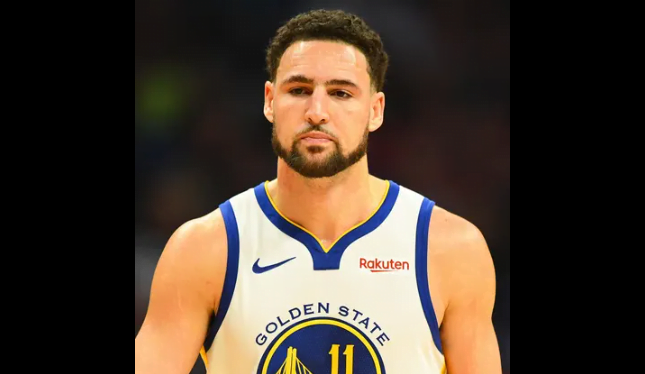 Draymond Green tells Klay Thompson it's "hard" to not be closing for the Warriors, but Thompson chooses to ignore it.  